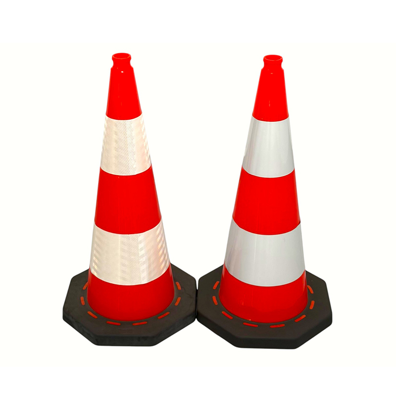 Con de siguranță în trafic din PVC cu bază octogonală de înaltă vizibilitate, cu rezistență și stabilitate superioară la vânt