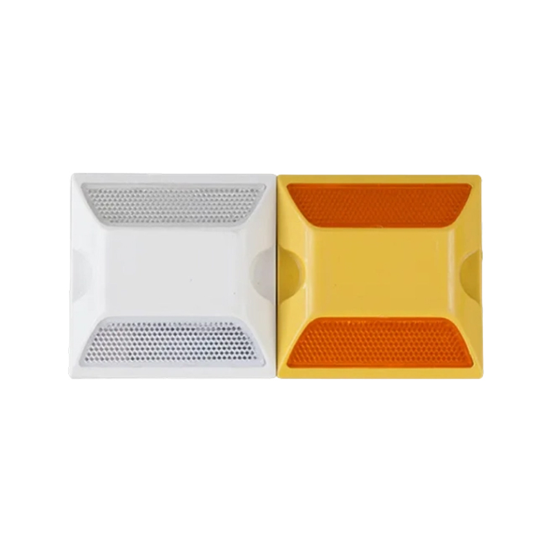 Lumini stradale reflectorizante, rezistente la presiune